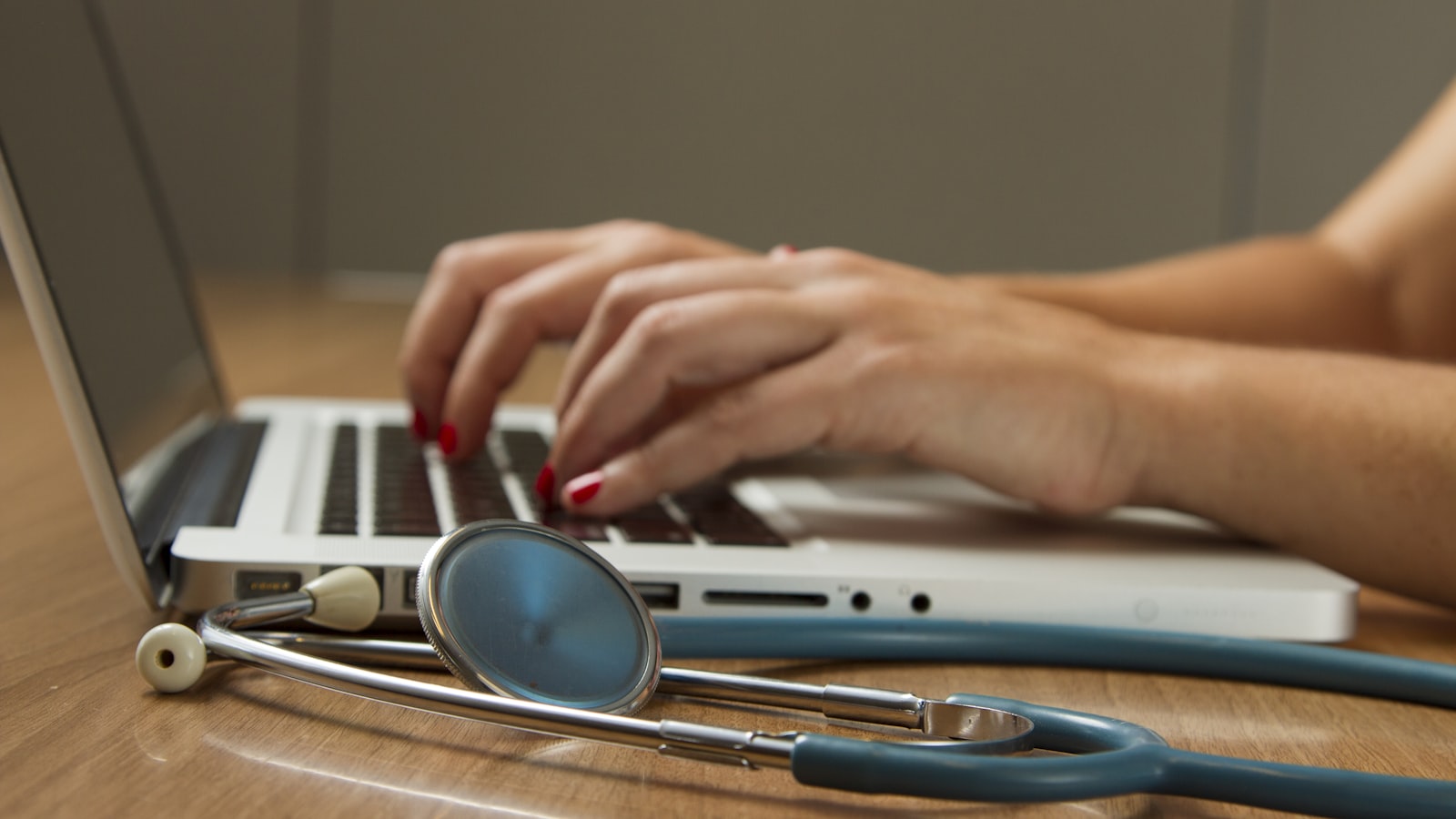 Quanto custa uma recepcionista humana vs sistema de IA em 2026